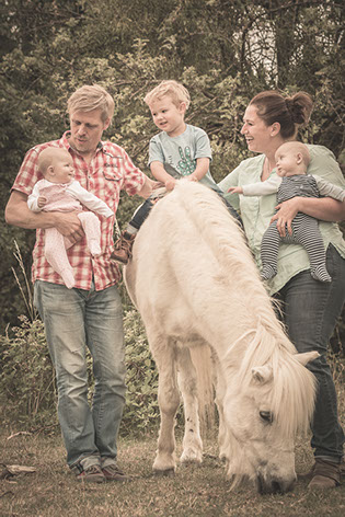 Familie mit Pferd